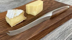 Schweizer Käsemesser mit Schneidebrett